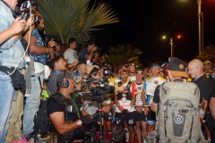 Ouverture du pointage electronique et verification du materiel pour les 2680 coureurs du Grand Raid, avant le top depart pour les 164 km (et plus de 9000 m D+) de traversee de La Reunion. Opening of the electronic score and checking of the equipment for the 2680 riders of the Grand Raid, before the top departure for the 164 km (and more than 9000 m D +) crossing La Reunion.