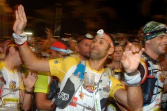 Ouverture du pointage electronique et verification du materiel pour les 2680 coureurs du Grand Raid, avant le top depart pour les 164 km (et plus de 9000 m D+) de traversee de La Reunion. Opening of the electronic score and checking of the equipment for the 2680 riders of the Grand Raid, before the top departure for the 164 km (and more than 9000 m D +) crossing La Reunion.