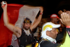 Ouverture du pointage electronique et verification du materiel pour les 2680 coureurs du Grand Raid, avant le top depart pour les 164 km (et plus de 9000 m D+) de traversee de La Reunion. Opening of the electronic score and checking of the equipment for the 2680 riders of the Grand Raid, before the top departure for the 164 km (and more than 9000 m D +) crossing La Reunion.