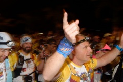 Ouverture du pointage electronique et verification du materiel pour les 2680 coureurs du Grand Raid, avant le top depart pour les 164 km (et plus de 9000 m D+) de traversee de La Reunion. Opening of the electronic score and checking of the equipment for the 2680 riders of the Grand Raid, before the top departure for the 164 km (and more than 9000 m D +) crossing La Reunion.