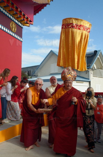 Inauguration du 1er temple bouddhiste tibetain de la zone sud de l'ocean Indien - Inauguration of the first Tibetan Buddhist temple in the southern Indian Ocean