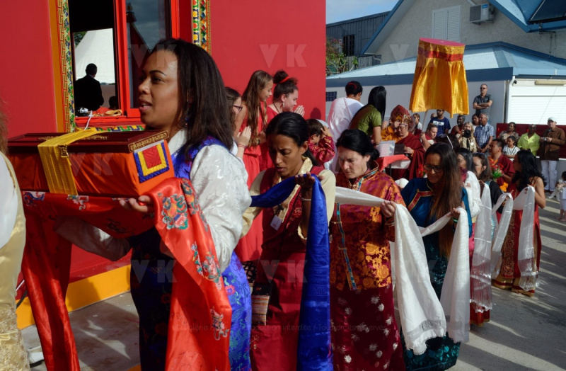 Inauguration du 1er temple bouddhiste tibetain de la zone sud de l'ocean Indien - Inauguration of the first Tibetan Buddhist temple in the southern Indian Ocean