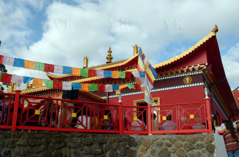 Inauguration du 1er temple bouddhiste tibetain de la zone sud de l'ocean Indien - Inauguration of the first Tibetan Buddhist temple in the southern Indian Ocean
