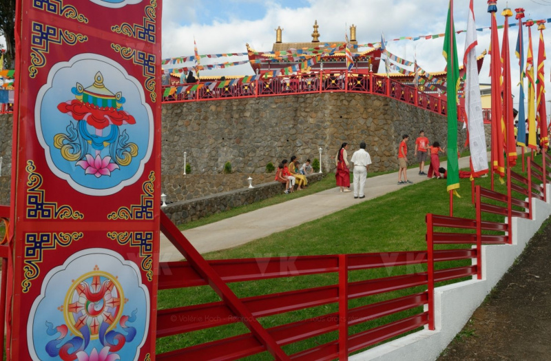 Inauguration du 1er temple bouddhiste tibetain de la zone sud de l'ocean Indien - Inauguration of the first Tibetan Buddhist temple in the southern Indian Ocean