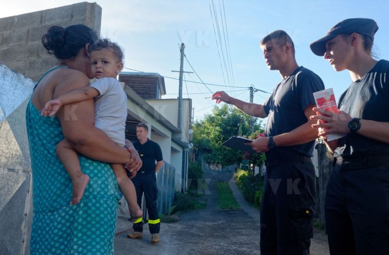 Les FORMISC engages dans la lutte contre la dengue a La Reunion. The Civil Security soldiers (FORMISC) engaged in the fight against dengue at La Reunion