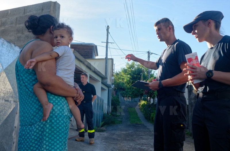 Les FORMISC engages dans la lutte contre la dengue a La Reunion. The Civil Security soldiers (FORMISC) engaged in the fight against dengue at La Reunion
