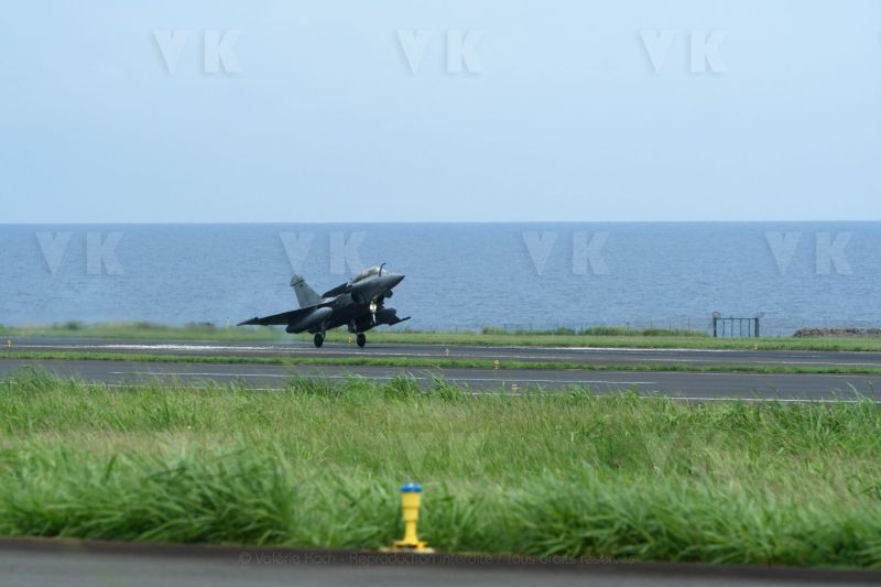 Rafale et ravitailleur MRTT a La Reunion dans le cadre de la mission SHIKRA. Rafale and MRTT refueller in La Reunion as part of the SHIKRA mission.