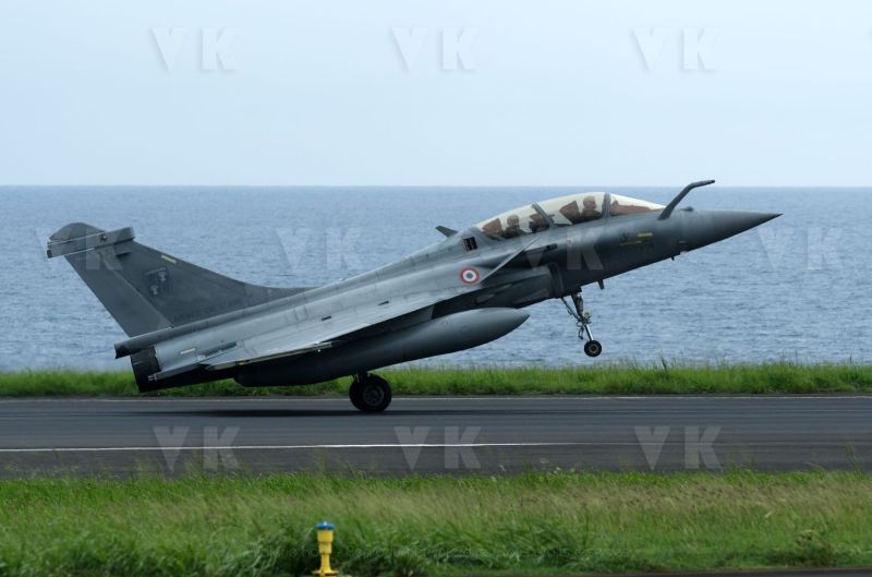 Rafale et ravitailleur MRTT a La Reunion dans le cadre de la mission SHIKRA. Rafale and MRTT refueller in La Reunion as part of the SHIKRA mission.