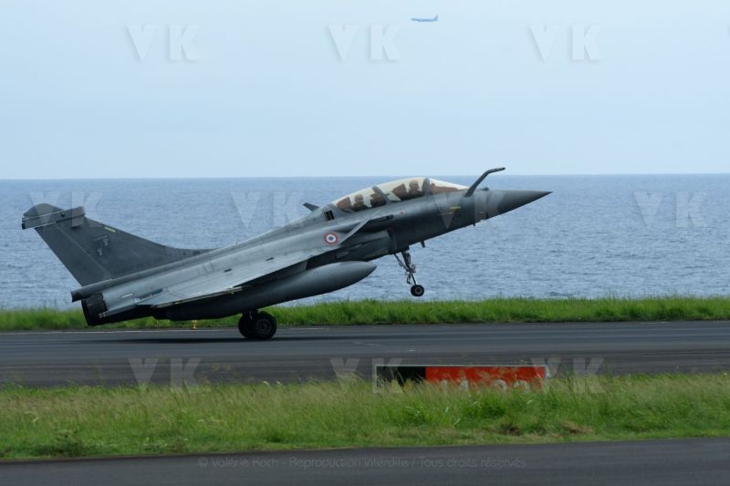 Rafale et ravitailleur MRTT a La Reunion dans le cadre de la mission SHIKRA. Rafale and MRTT refueller in La Reunion as part of the SHIKRA mission.