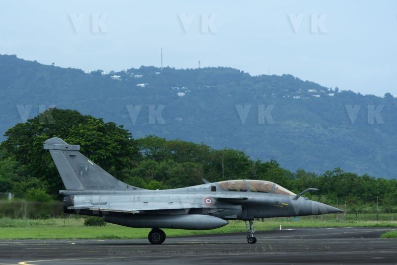 Rafale et ravitailleur MRTT a La Reunion dans le cadre de la mission SHIKRA. Rafale and MRTT refueller in La Reunion as part of the SHIKRA mission.
