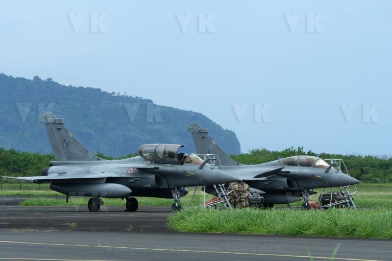 Rafale et ravitailleur MRTT a La Reunion dans le cadre de la mission SHIKRA. Rafale and MRTT refueller in La Reunion as part of the SHIKRA mission.