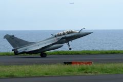 Rafale et ravitailleur MRTT a La Reunion dans le cadre de la mission SHIKRA. Rafale and MRTT refueller in La Reunion as part of the SHIKRA mission.