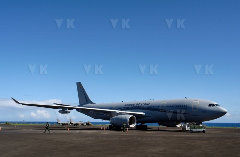 Le nouveau ravitailleur MRTT Phenix et deux Rafale de l'Armee de l'Air a La Reunion