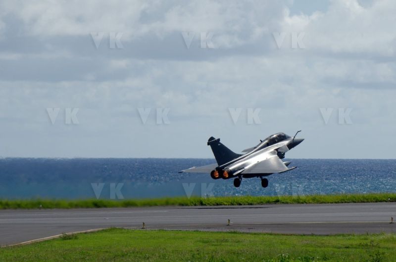 Le nouveau ravitailleur MRTT Phenix et deux Rafale de l'Armee de l'Air a La Reunion
