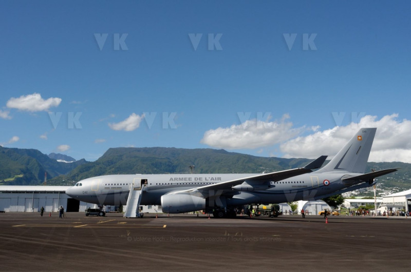 Le nouveau ravitailleur MRTT Phenix et deux Rafale de l'Armee de l'Air a La Reunion