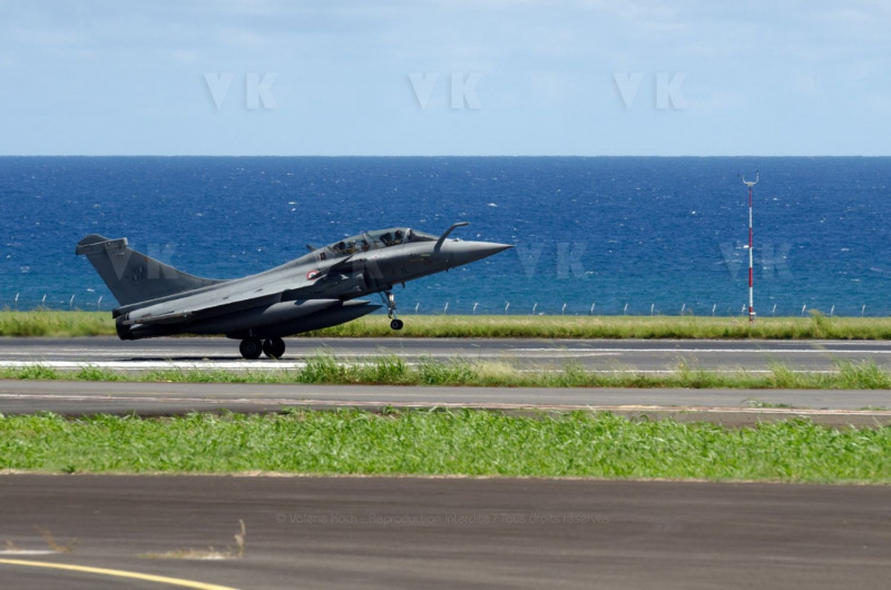 Le nouveau ravitailleur MRTT Phenix et deux Rafale de l'Armee de l'Air a La Reunion