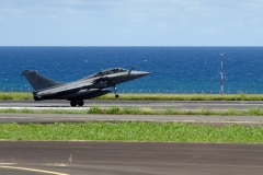 Le nouveau ravitailleur MRTT Phenix et deux Rafale de l'Armee de l'Air a La Reunion