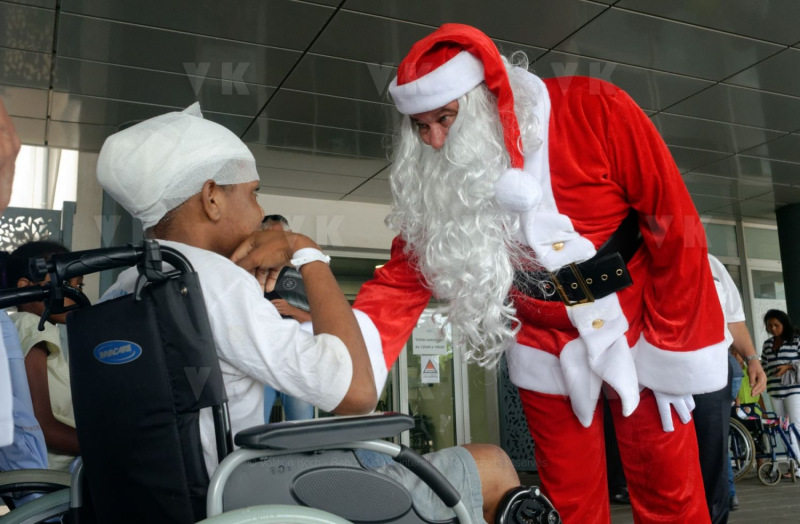 Pere Noel Police Nationale au CHU Sud Reunion