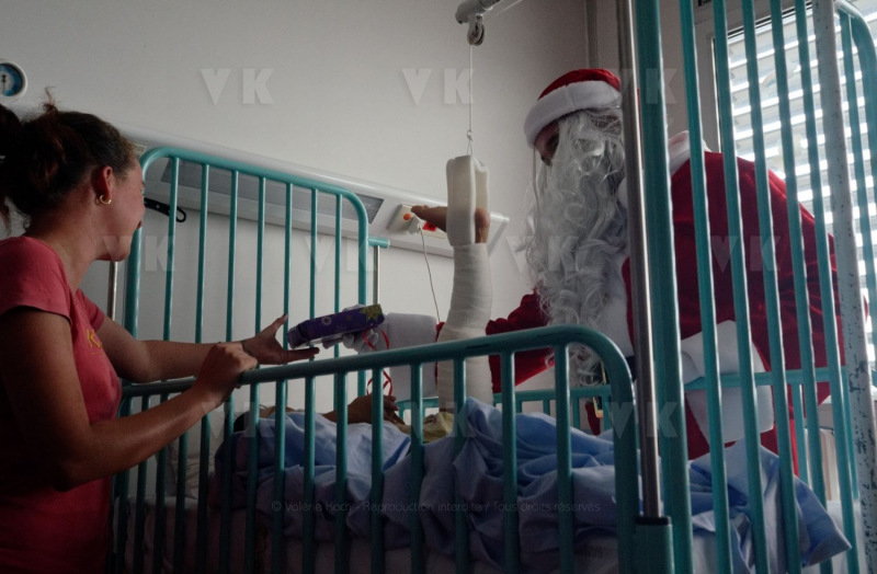 Pere Noel Police Nationale au CHU Sud Reunion