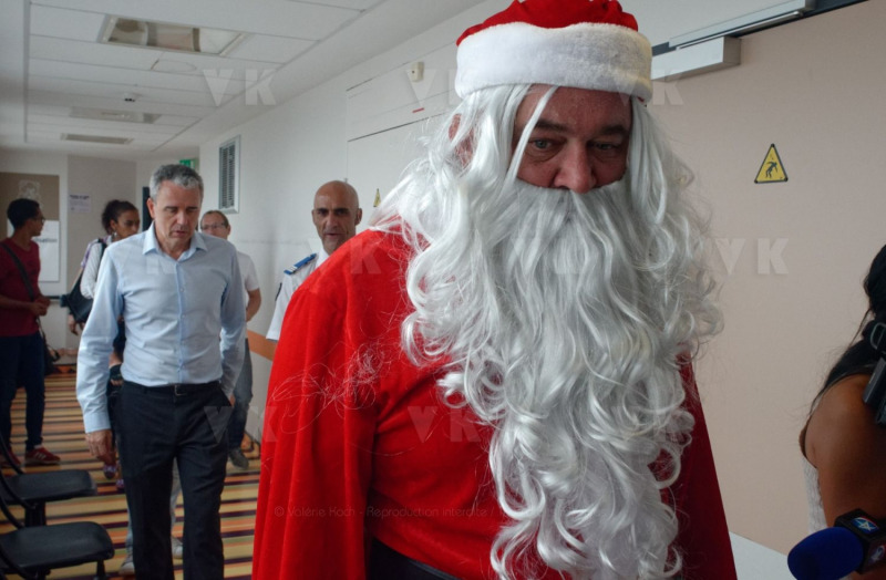 Pere Noel Police Nationale au CHU Sud Reunion