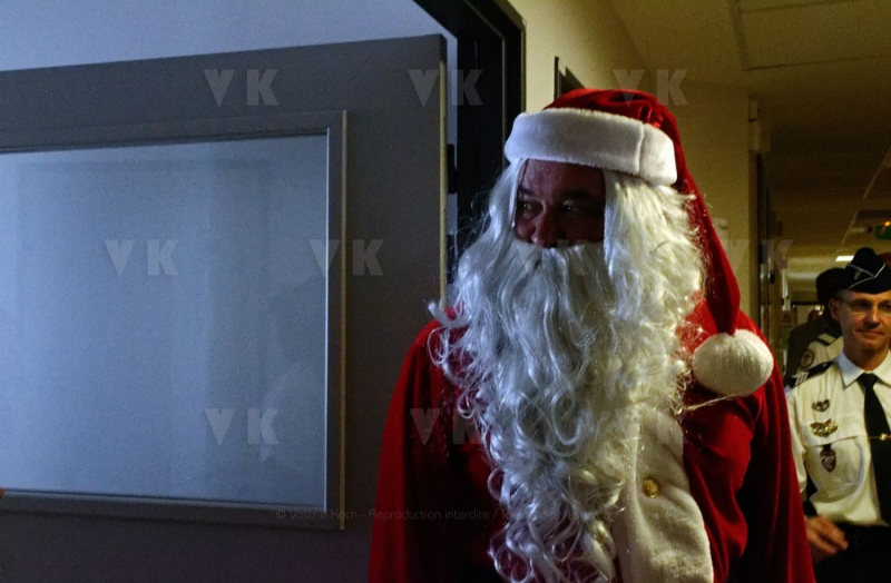 Pere Noel Police Nationale au CHU Sud Reunion