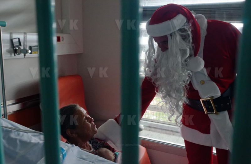 Pere Noel Police Nationale au CHU Sud Reunion