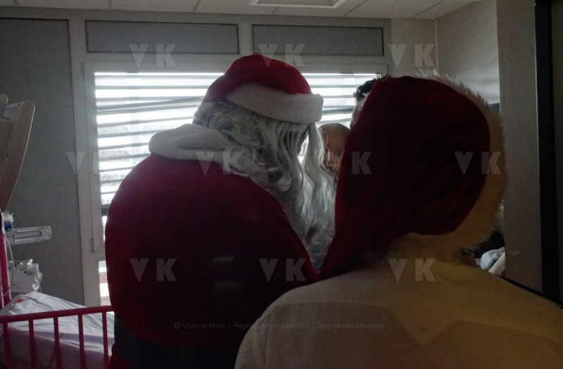 Pere Noel Police Nationale au CHU Sud Reunion