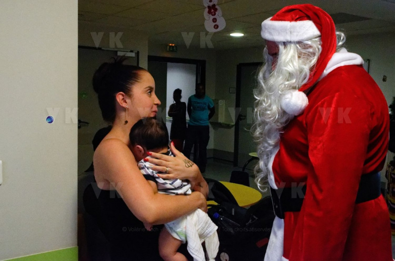 Pere Noel Police Nationale au CHU Sud Reunion