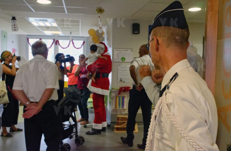 Pere Noel Police Nationale au CHU Sud Reunion
