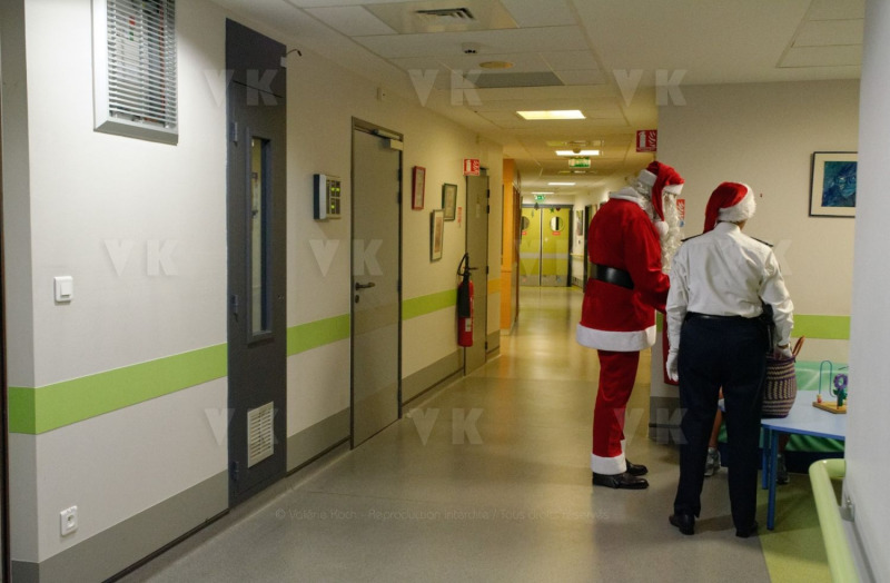 Pere Noel Police Nationale au CHU Sud Reunion