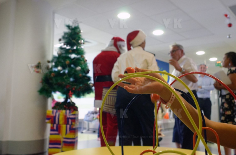Pere Noel Police Nationale au CHU Sud Reunion