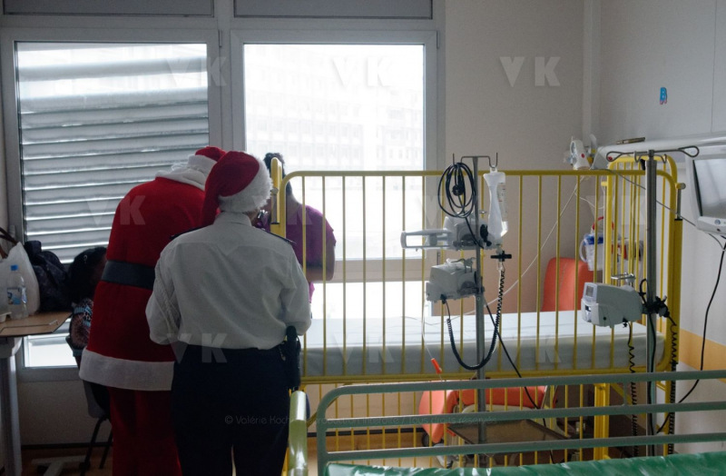 Pere Noel Police Nationale au CHU Sud Reunion