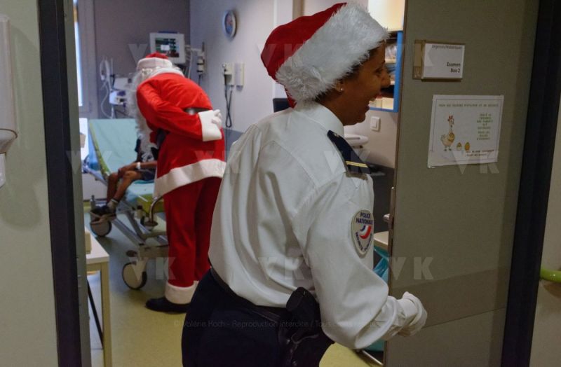 Pere Noel Police Nationale au CHU Sud Reunion