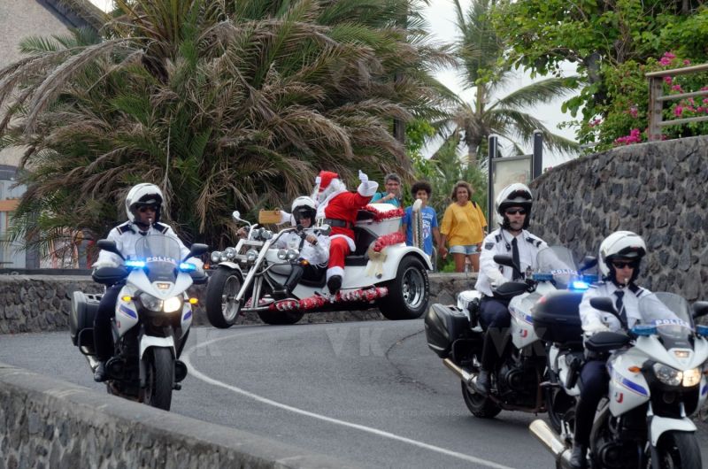 Pere Noel Police Nationale au CHU Sud Reunion