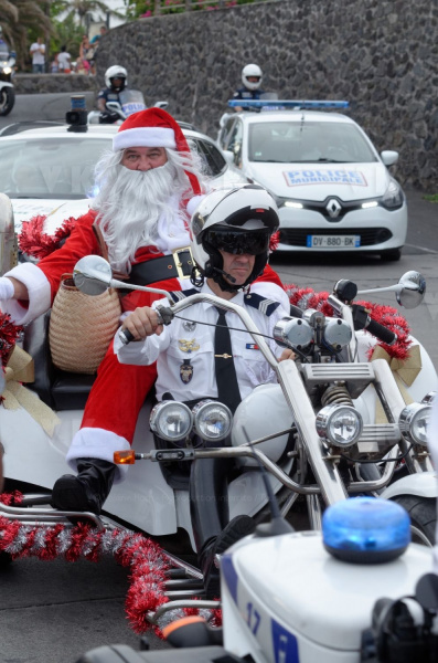 Pere Noel Police Nationale au CHU Sud Reunion