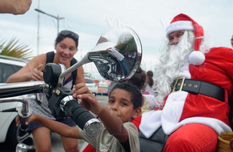 Pere Noel Police Nationale au CHU Sud Reunion
