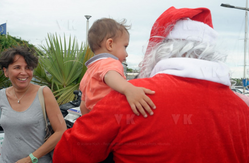 Pere Noel Police Nationale au CHU Sud Reunion