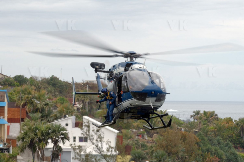Recuperation d'armes en embouchure de riviere par la gendarmerie