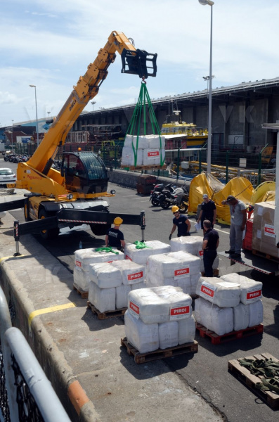 La fregate Nivose charge du fret humanitaire a destination du Mozambique