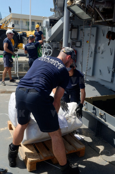 La fregate Nivose charge du fret humanitaire a destination du Mozambique