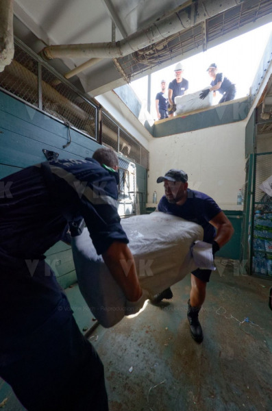 La fregate Nivose charge du fret humanitaire a destination du Mozambique