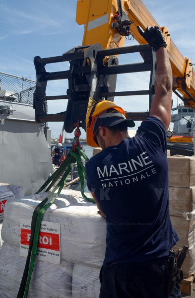 La fregate Nivose charge du fret humanitaire a destination du Mozambique