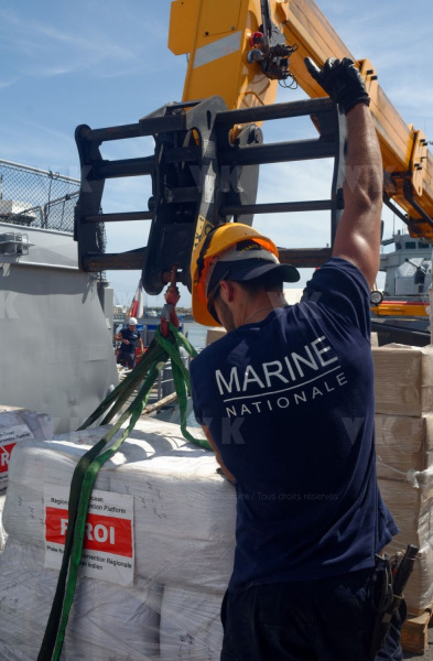 La fregate Nivose charge du fret humanitaire a destination du Mozambique