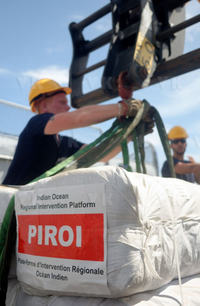 La fregate Nivose charge du fret humanitaire a destination du Mozambique