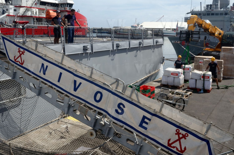 La fregate Nivose charge du fret humanitaire a destination du Mozambique