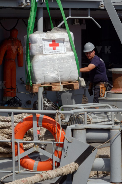 La fregate Nivose charge du fret humanitaire a destination du Mozambique