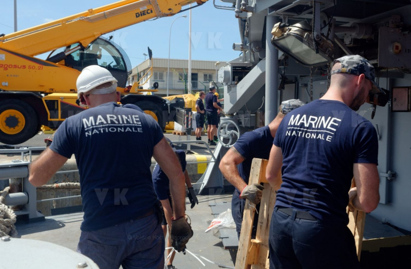 La fregate Nivose charge du fret humanitaire a destination du Mozambique