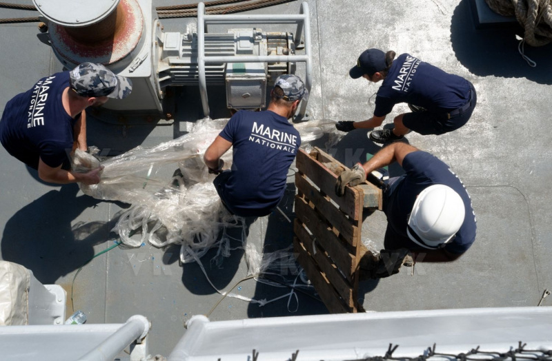 La fregate Nivose charge du fret humanitaire a destination du Mozambique