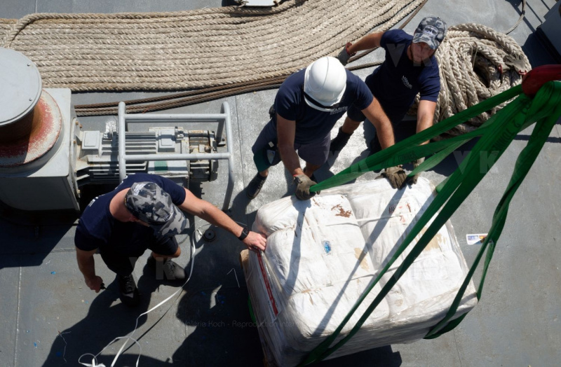 La fregate Nivose charge du fret humanitaire a destination du Mozambique