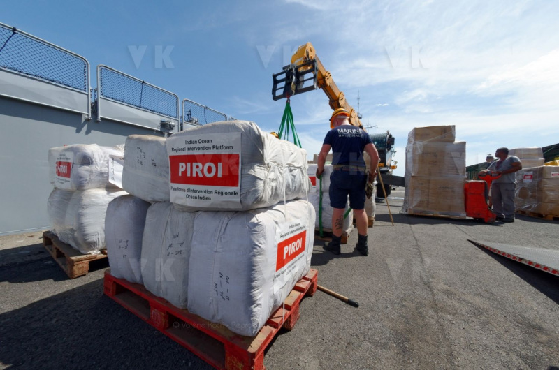 La fregate Nivose charge du fret humanitaire a destination du Mozambique